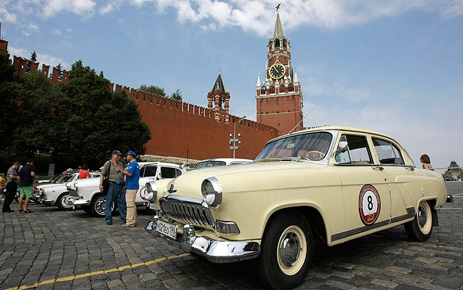 7-е ралли классических автомобилей "Золотое кольцо" стартовало на Васильевском спуске в Москве.