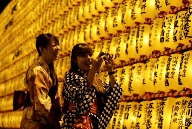 Митама фестиваль (Mitama Festival) в храме Ясукуни в Токио, 13 июля 2010 года.