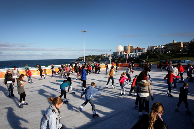 Первый в мире открытый ледовый каток на берегу моря, Bondi Beach, Сидней, Австралия, 16 июля 2010 года.