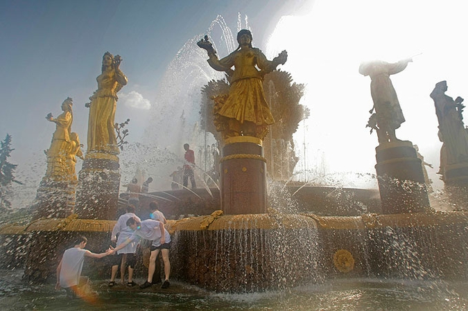 Массовые купания в фонтанах на ВДНХ, Москва, Россия, 27 июля 2010 года