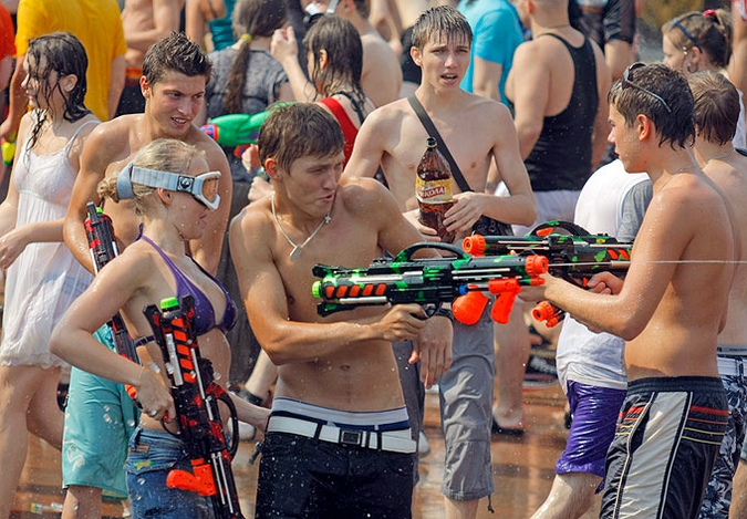 Массовые купания в фонтанах на ВДНХ, Москва, Россия, 27 июля 2010 года