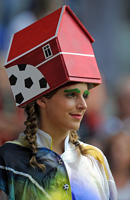 Перед финалом женского ЧМ по футболу зрителям показали спортивную моду, в Билефельде, Германия, 1 августа 2010 года.
