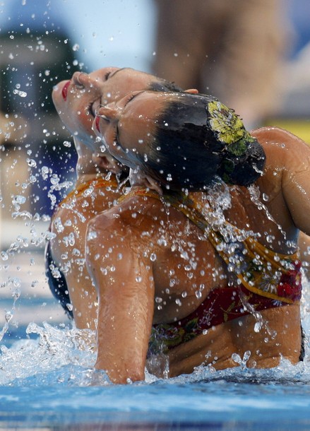 Выступление пар на чемпионате Европы по синхронному плаванию в Будапеште, 5 августа 2010 года.