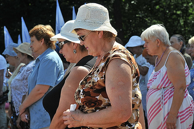 Люди скорбят по жертвам нацистских массовых убийств в Бабьем Яру, в окрестностях Киева, 5 августа 2010 года. 