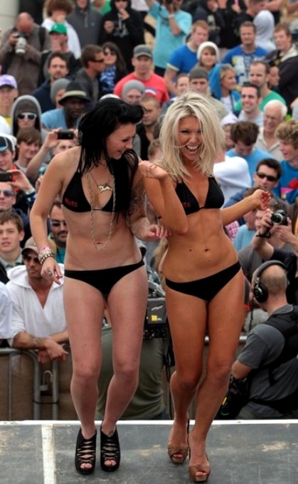 2010 Nuts Magazine Bikini Babe конкуренция на Фистрал пляже в Relentless Boardmasters, в Newquay, Англия, 7 августа 2010 года.