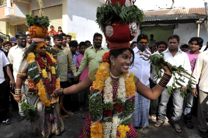 Ежегодный индуистский религиозный Bonalu фестиваль в южном индийском городе Хайдарабад, 8 августа 2010 года.