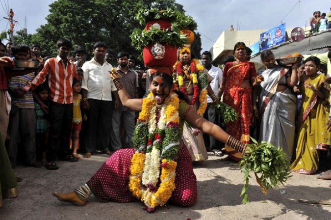 Ежегодный индуистский религиозный Bonalu фестиваль в южном индийском городе Хайдарабад, 8 августа 2010 года.