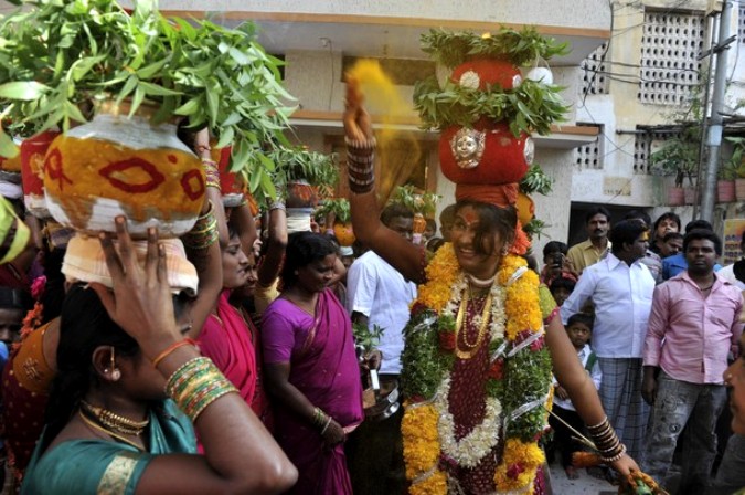 Ежегодный индуистский религиозный Bonalu фестиваль в южном индийском городе Хайдарабад, 8 августа 2010 года.