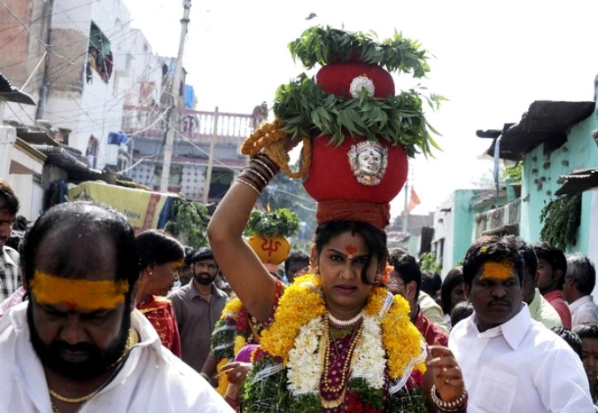 Ежегодный индуистский религиозный Bonalu фестиваль в южном индийском городе Хайдарабад, 8 августа 2010 года.