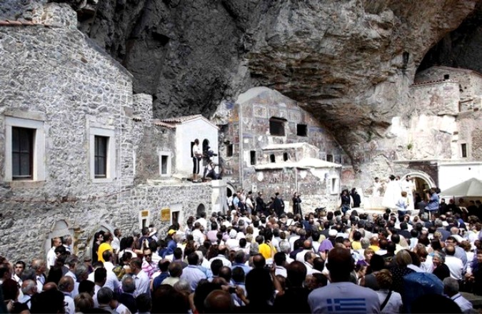 Масса в древнем Сумела монастыре на черноморском побережье в провинции Трабзон, северо-восток Турции, 15 августа 2010 года