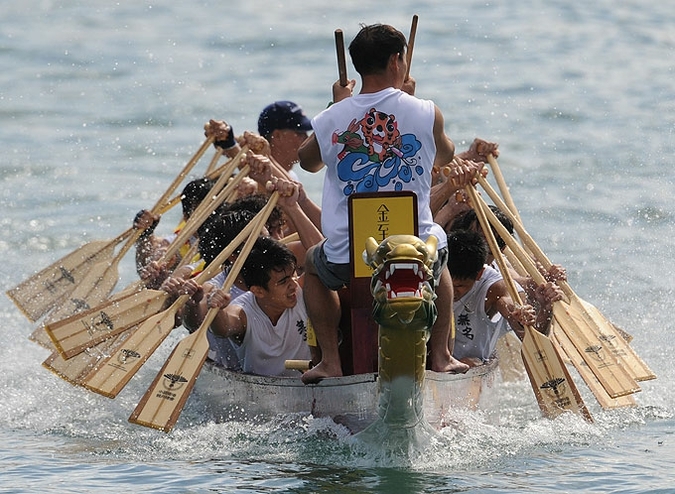 Международный конкурс драконьих лодок (International dragon boat competition) вдоль гавани Виктория, Гонконг, 24-25 июля 2010 года.