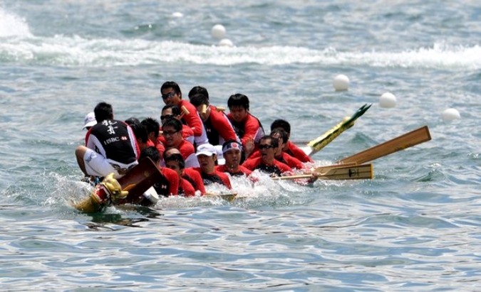 Международный конкурс драконьих лодок (International dragon boat competition) вдоль гавани Виктория, Гонконг, 24-25 июля 2010 года.