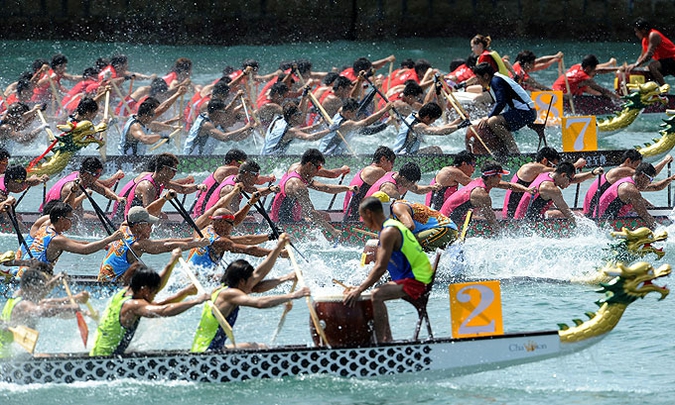 Международный конкурс драконьих лодок (International dragon boat competition) вдоль гавани Виктория, Гонконг, 24-25 июля 2010 года.