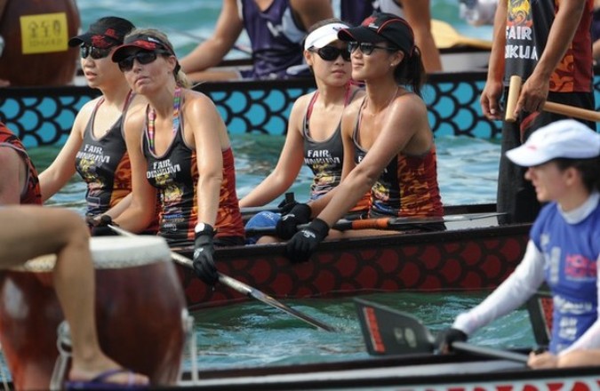 Международный конкурс драконьих лодок (International dragon boat competition) вдоль гавани Виктория, Гонконг, 24-25 июля 2010 года.