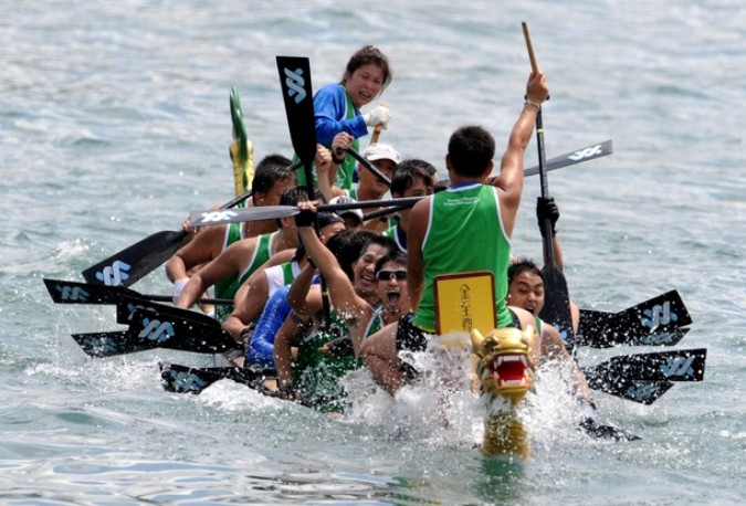 Международный конкурс драконьих лодок (International dragon boat competition) вдоль гавани Виктория, Гонконг, 24-25 июля 2010 года.