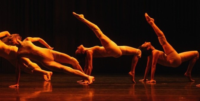 Бразильская компания танца на международном фестивале театра в Эдинбурге, Шотландия, 20 августа 2010 года.