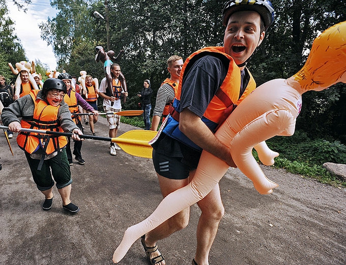 Сплав по реке на сосудах греха в поселке Лосево,Ленинградская область, 29 августа 2010 года.