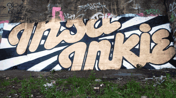Британский уличный художник INSA создает живые граффити! 