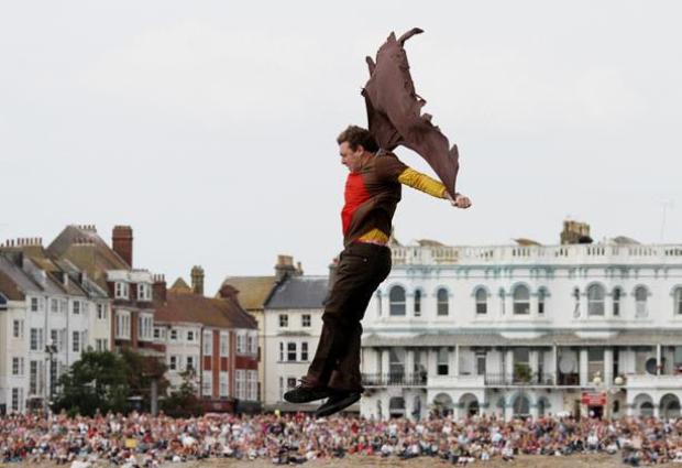 Ежегодный конкурс Birdman в Worthing, West Sussex, 15 августа 2010 года.