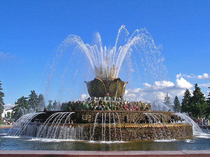 14 самых красивых фонтанов Москвы