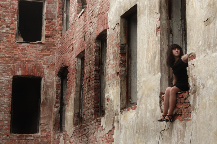 Муж фотографирует жопу жены в заброшенном здании 