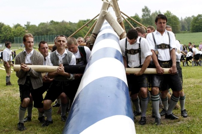 Мужчины подняли верзилу, Egmating (к востоку от Мюнхена), Германия, 1 мая 2011 года./2270477_45_1_ (675x449, 95Kb)