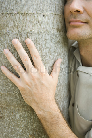1511306-51523-laurence-mouton-altopress-maxppp-man-embracing-tree-trunk-cropped-view-close-up (320x480, 73Kb)