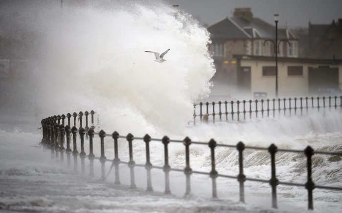 Великобритания пострадала от высоких приливов, наводнения и сильных ветров