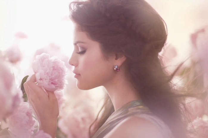 selena-gomez-smells-a-beautiful-pink-rose (700x465, 144Kb)