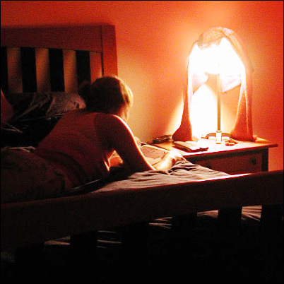 girl_writing_diary_on_bed (402x402, 68Kb)