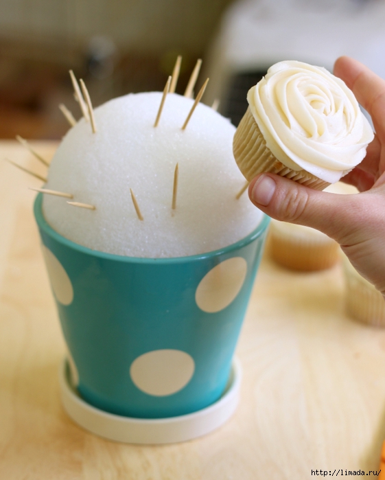 Place-cupcake-on-two-toothpicks (561x700, 208Kb)