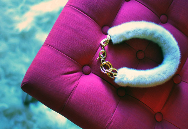 diy-fur-collar-necklace-2-pink-tufted-bench (640x438, 80Kb)