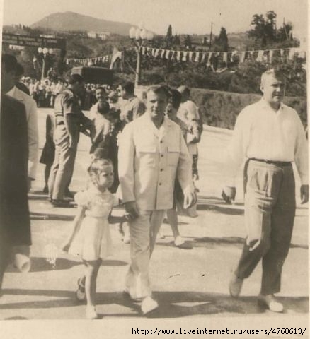 Крым ретрофото Ю.В.Гагарин на отдыхе в Алуште e (438x480, 98Kb)