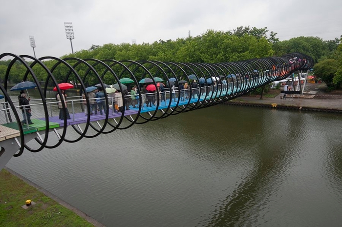 Slinky Springs To Fame (700x465, 233Kb)