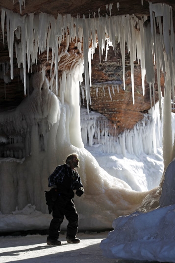 Ледяные пещеры замёрзшего озера Верхнее