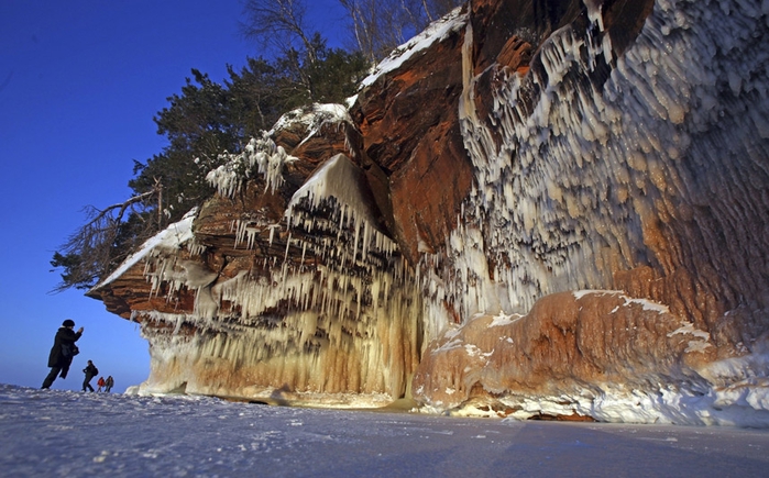 Ледяные пещеры замёрзшего озера Верхнее