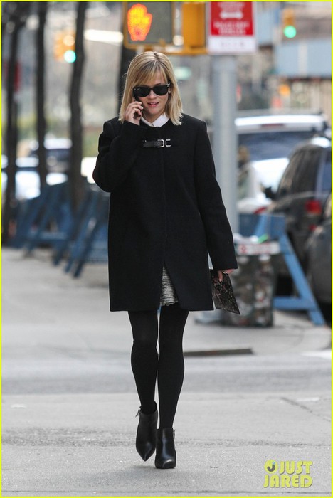 reese-witherspoon-enjoys-rare-warmer-new-york-weather-01 (468x700, 66Kb)