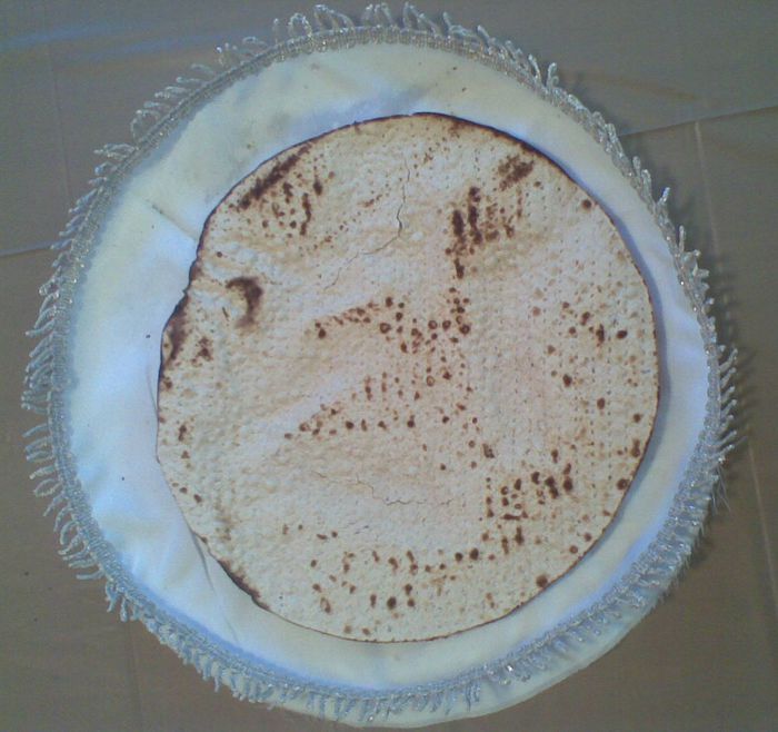 Hand-baked_shmurah_matza (700x658, 64Kb)