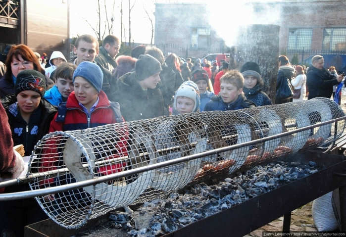 Праздник длинной колбасы на Фридрихсбургских воротах