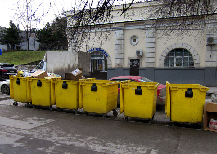 жёлтые мусорные контейнеры/683232_jeltenkie (700x497, 191Kb)