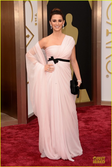 penelope-cruz-gorgeously-flows-on-oscars-2014-red-carpet-03 (470x700, 74Kb)