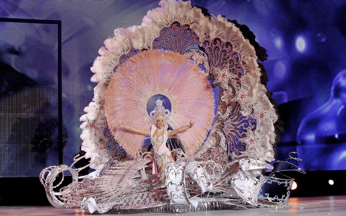 Скандальные платья на Санта-Крус-де-Тенерифе карнавале