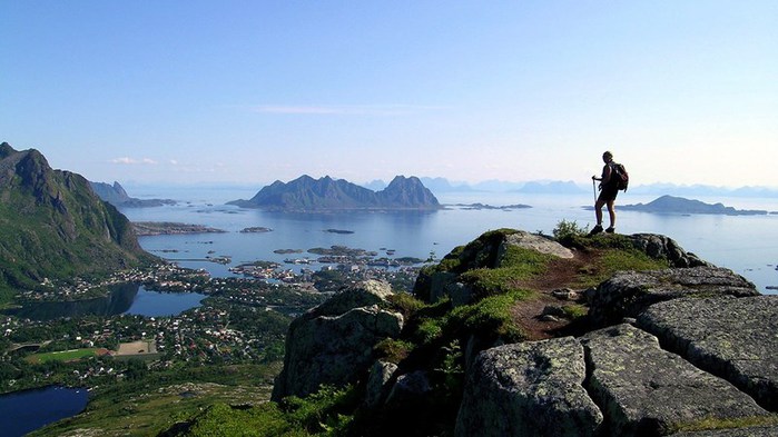 3578968_Lofoten_Hikeronthetopofthemountain (700x393, 73Kb)