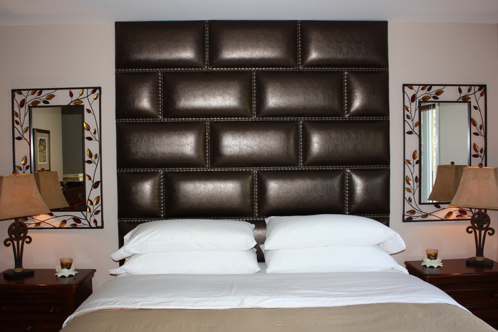interior-wonderful-black-leather-padded-wall-panels-added-by-twin-white-leaves-mirror-on-the-wall-and-white-pillows-on-the-bed-chic-design-of-padded-wall-panels-brings-cozy-and-pleasing-design-for-us (700x467, 399Kb)