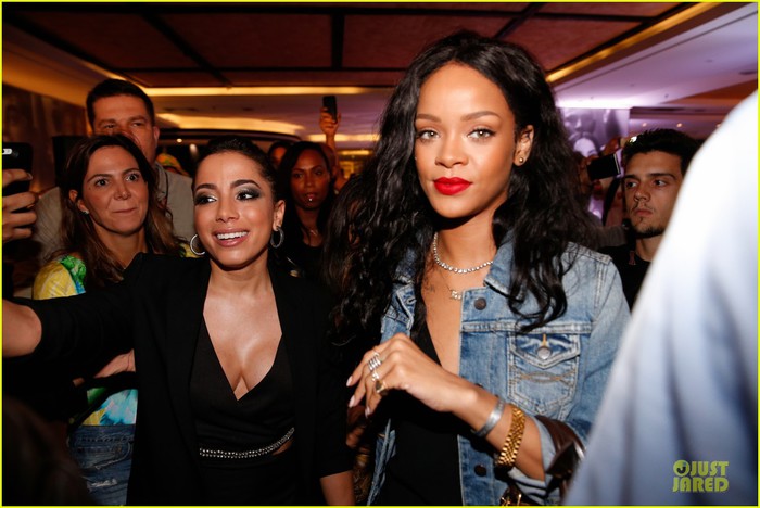 rihanna-full-on-brazilian-bbq-before-world-cup-party-06 (700x468, 79Kb)