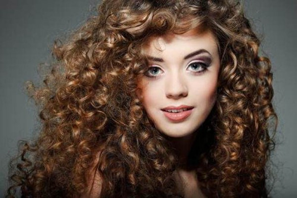 cute-curly-hairstyles-for-short-hair-with-bangs-600x400 (600x400, 189Kb)