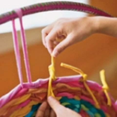 15 идей как сделать коврик из старых вещей и футболок своими руками