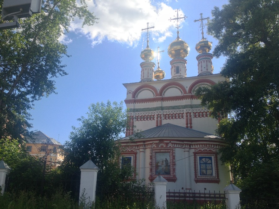 Вид со стороны алтаря собора с иконой Богоявления и двумя окошками