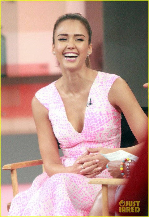 jessica-alba-brings-her-fashionable-self-to-morning-show-02 (482x700, 71Kb)