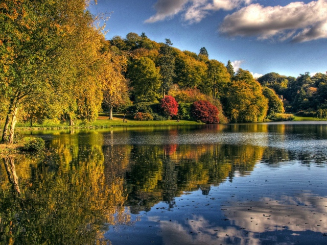 Nature___Seasons___Autumn_____The_lake_with_the_fallen_leaves_081492_29 (640x480, 472Kb)